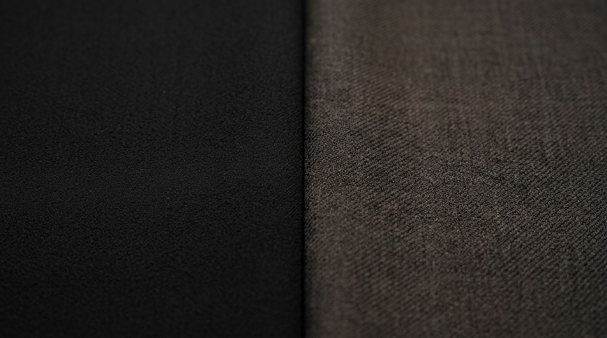 喪服生地とビジネススーツ生地の黒の比較